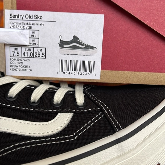Vans Men’s Sentry Old Skool (Canvas) Black/Marshmallow
VN0A5KR3VQE
Sneakers - Picture 10 of 16